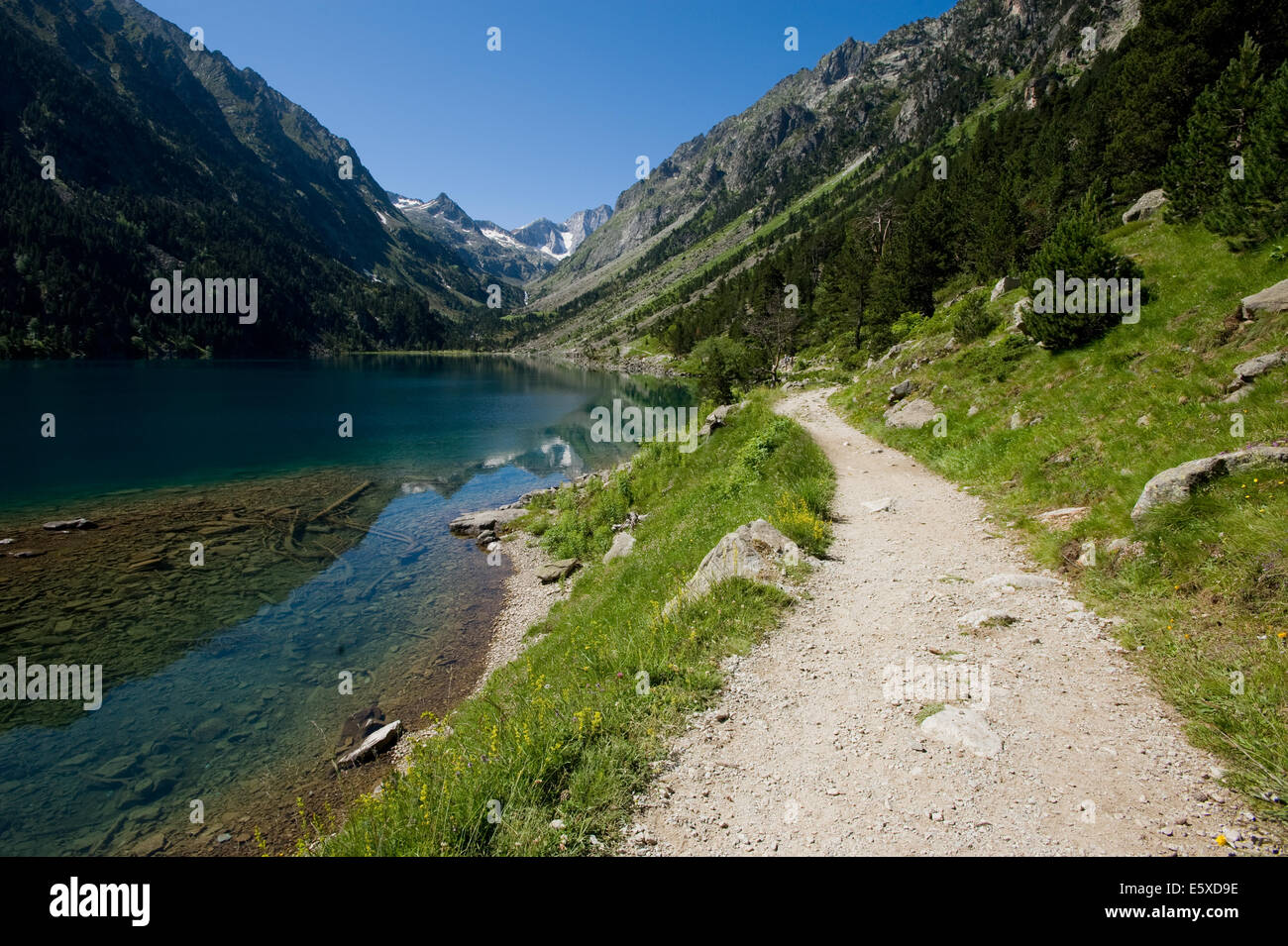 Il sentiero accanto al lago, Lac de Gabe, nella valle del Gave de Gaube, Cauterets, Francia. Foto Stock