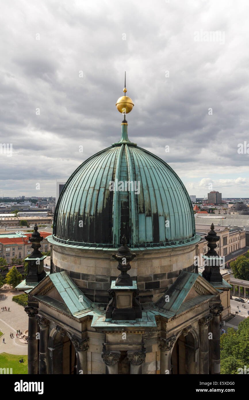 Vista di una delle cupole di rame del Berliner Dom (cattedrale) di Berlino,  Germania Foto stock - Alamy