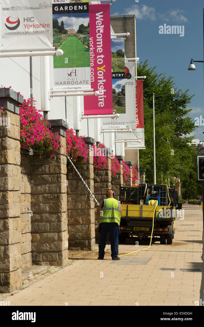 Un lavoratore di manutenzione impianti di irrigazione a Harrogate International Conference Centre. Foto Stock