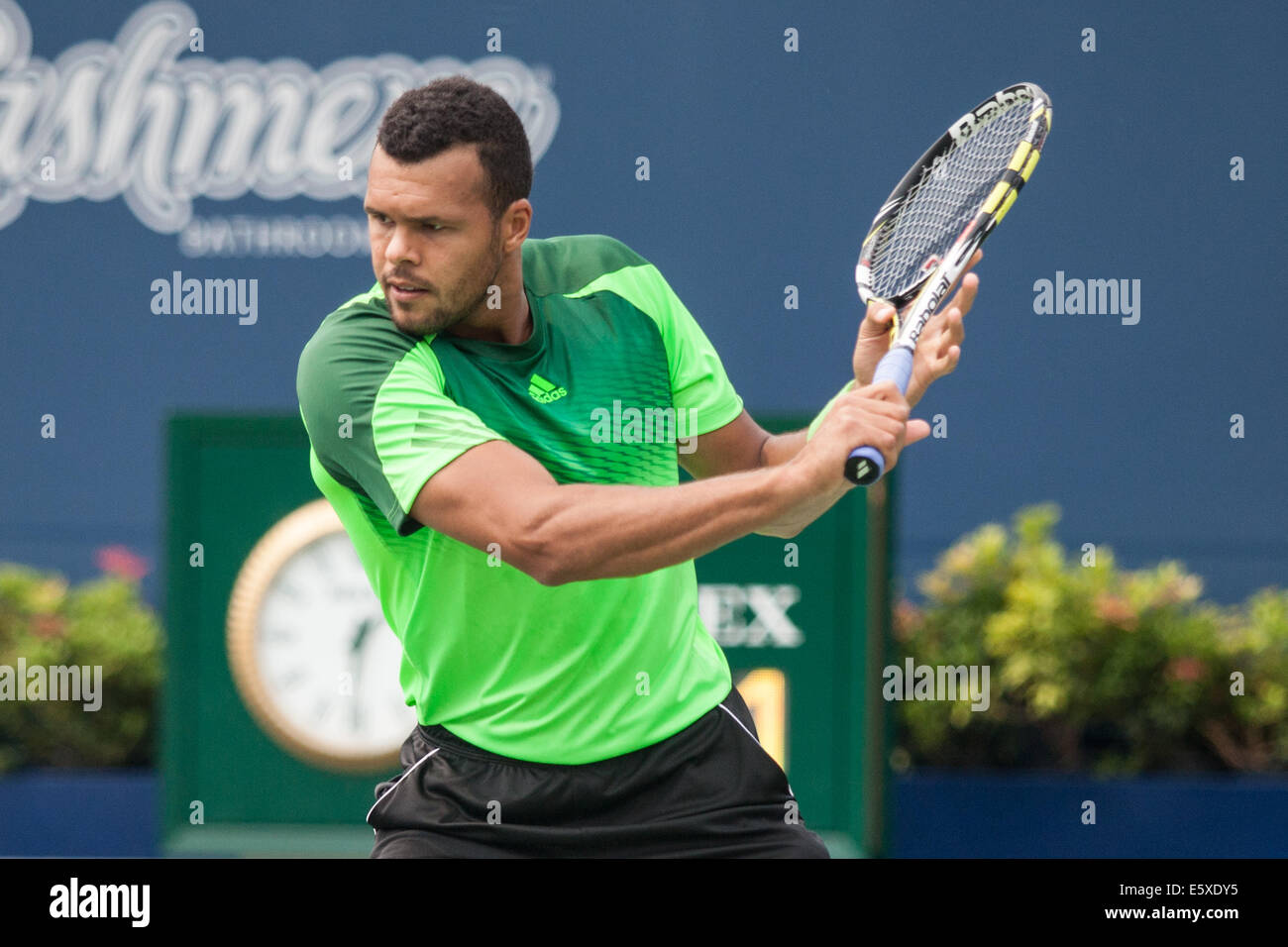 Toronto, Canada. 07 Ago, 2014. Jo-Wilfried Tsonga restituisce la palla durante la sua partita contro Novak Djokovic al 2014 Rogers Cup essendo giocato a Toronto il 7 agosto 2014. Tsonga è andato a sconfiggere il numero uno del mondo giocatore classificato in retta fissa 6-2, 6-2. Credito: Mark Spowart/Alamy Live News Foto Stock