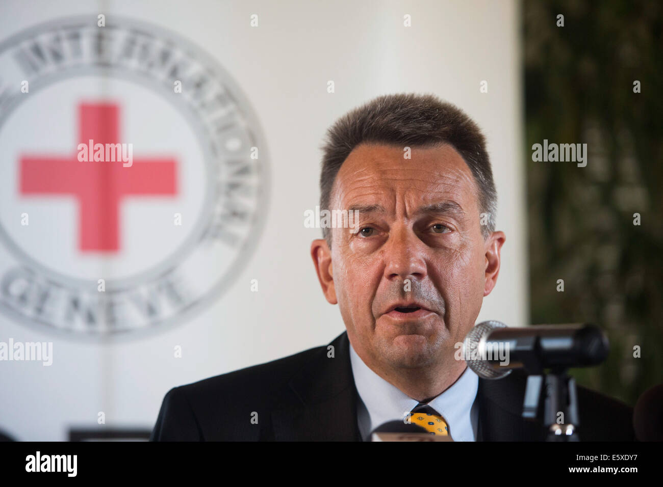 Gerusalemme. Il 7 agosto, 2014. Il presidente del Comitato internazionale della Croce Rossa (CICR) Peter Maurer risolve una conferenza stampa a Gerusalemme il 7 agosto, 2014, a seguito della sua visita alla striscia di Gaza. © JINI/Xinhua/Alamy Live News Foto Stock