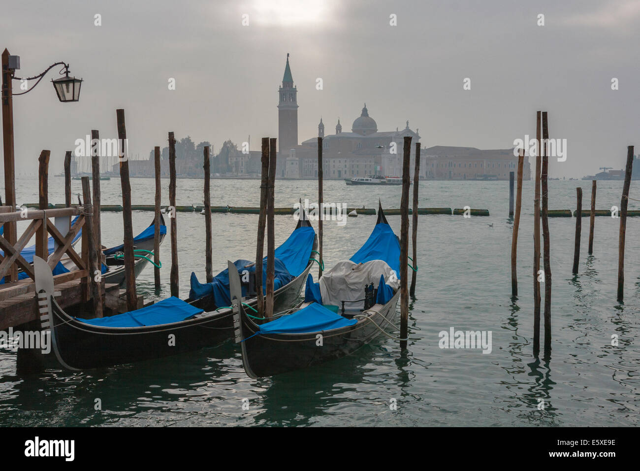Venezia gondole in un cupo giorno. Italia Foto Stock