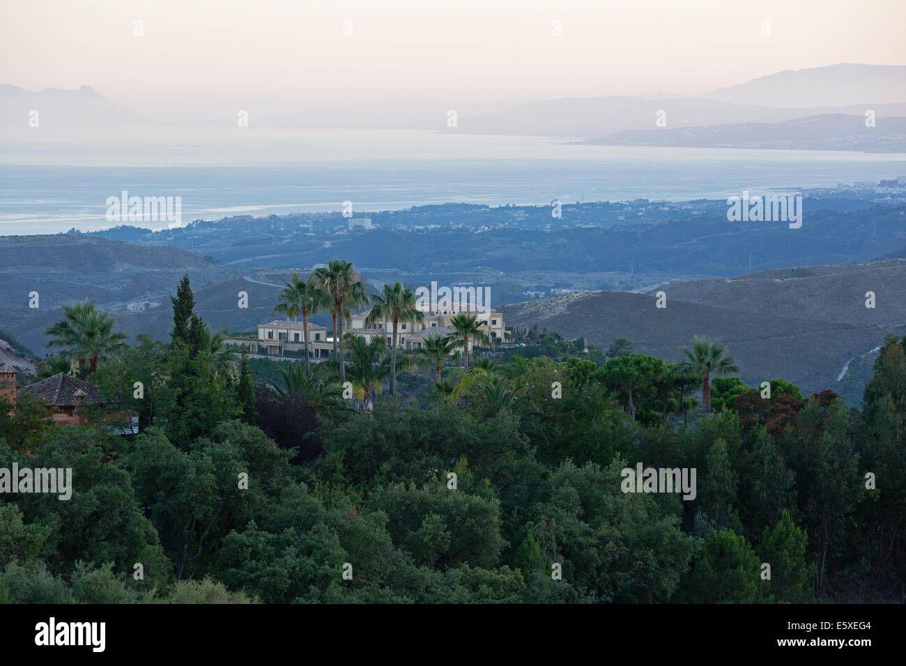 Grande Villa costruita sulla collina appiattita nel lussuoso ed esclusivo rifugio di montagna di La Zagaleta Foto Stock