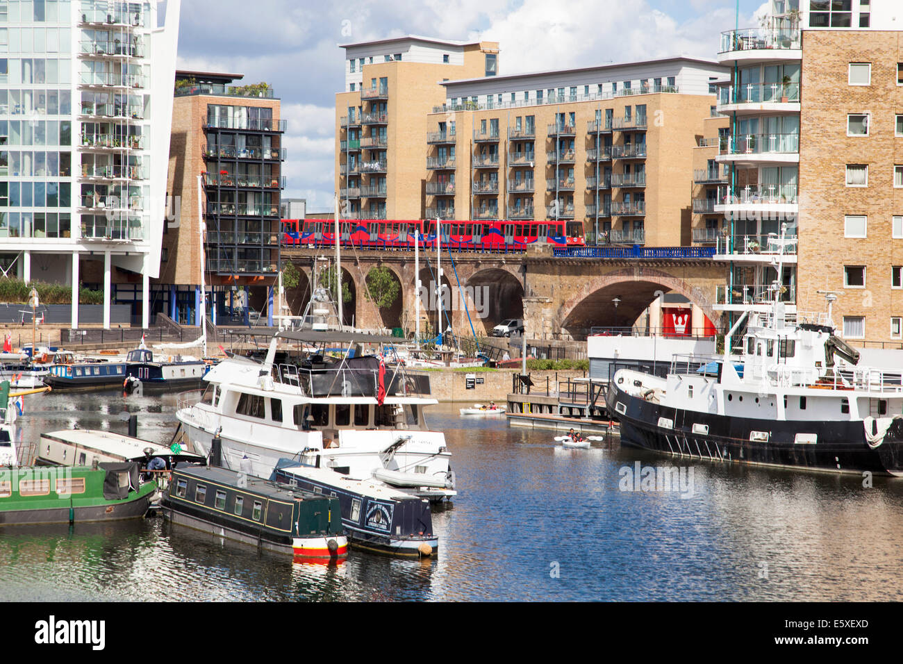 Bacino Limehouse nella zona est di Londra in una giornata di sole - treni DLR in background, Pinnacle mi edificio sulla sinistra e edificio Zenith Foto Stock