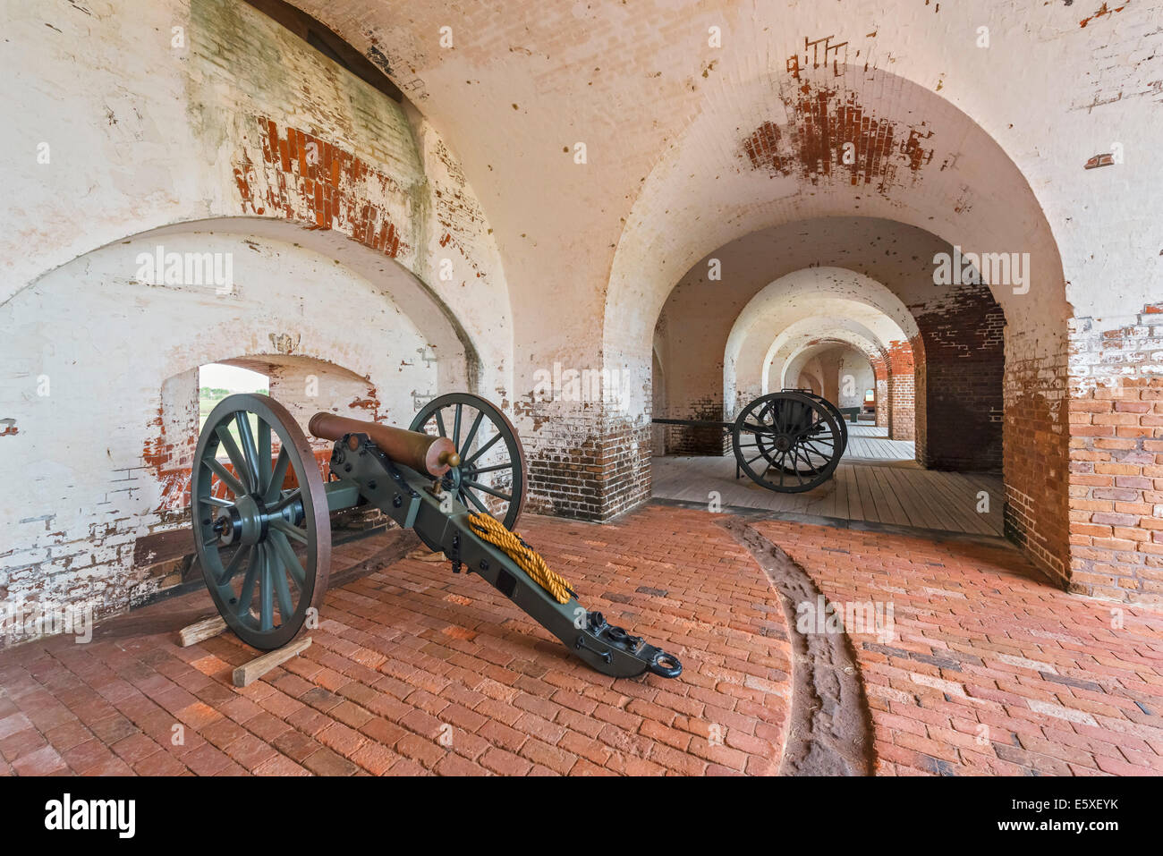 Il cannone nello storico Fort Pulaski monumento nazionale, Cockspur Island, vicino a Savannah, Georgia, Stati Uniti d'America Foto Stock