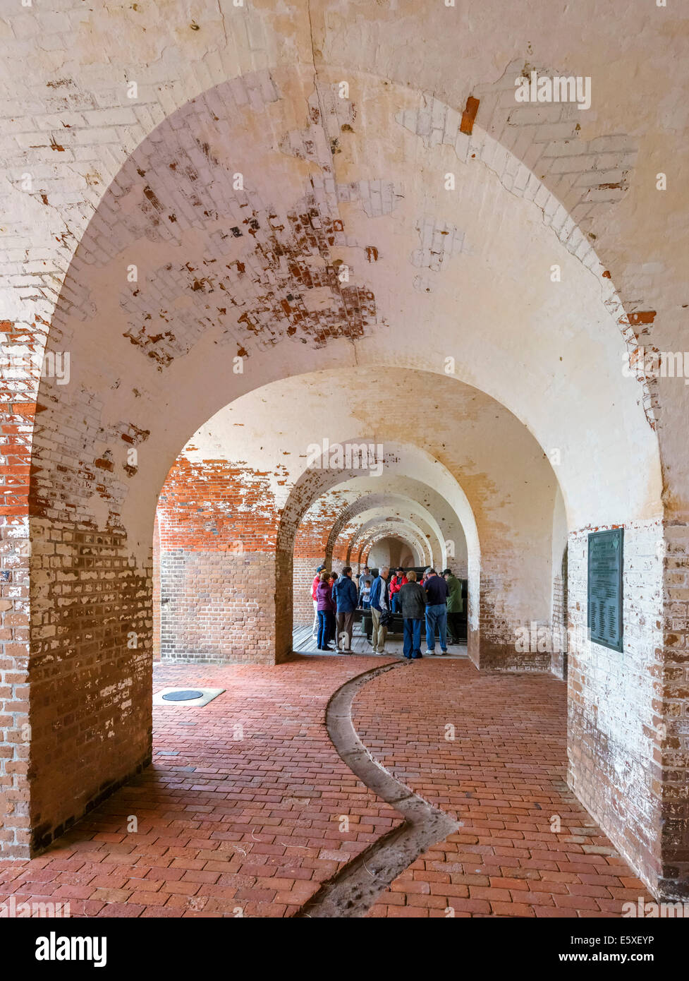 Gruppo di Tour nello storico Fort Pulaski monumento nazionale, Cockspur Island, vicino a Savannah, Georgia, Stati Uniti d'America Foto Stock