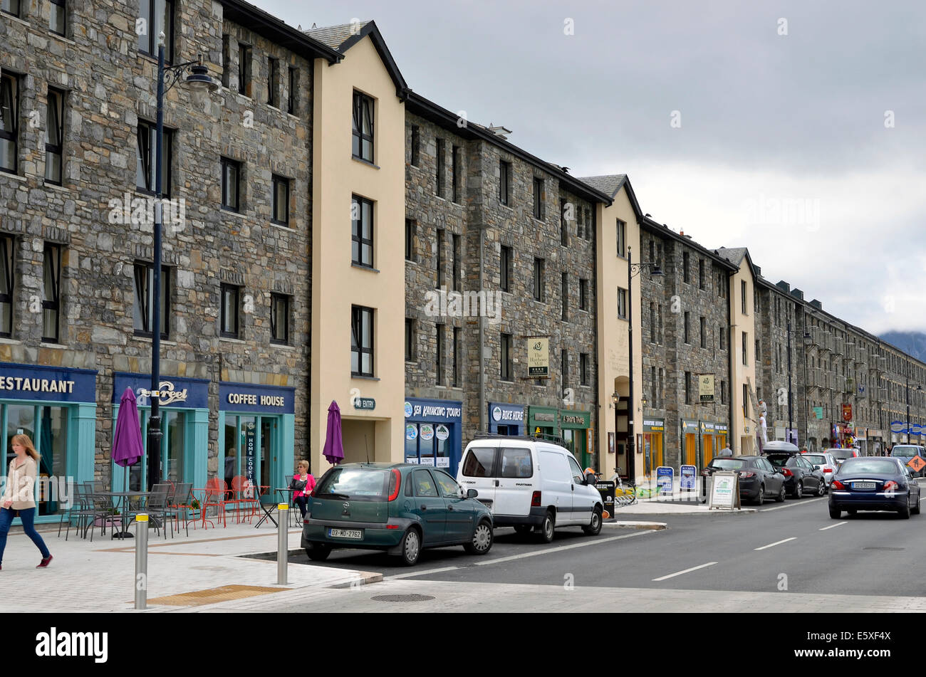 Convertite la formazione di depositi di negozi e appartamenti per vacanze a Westport Quay, County Mayo, Irlanda. Foto Stock