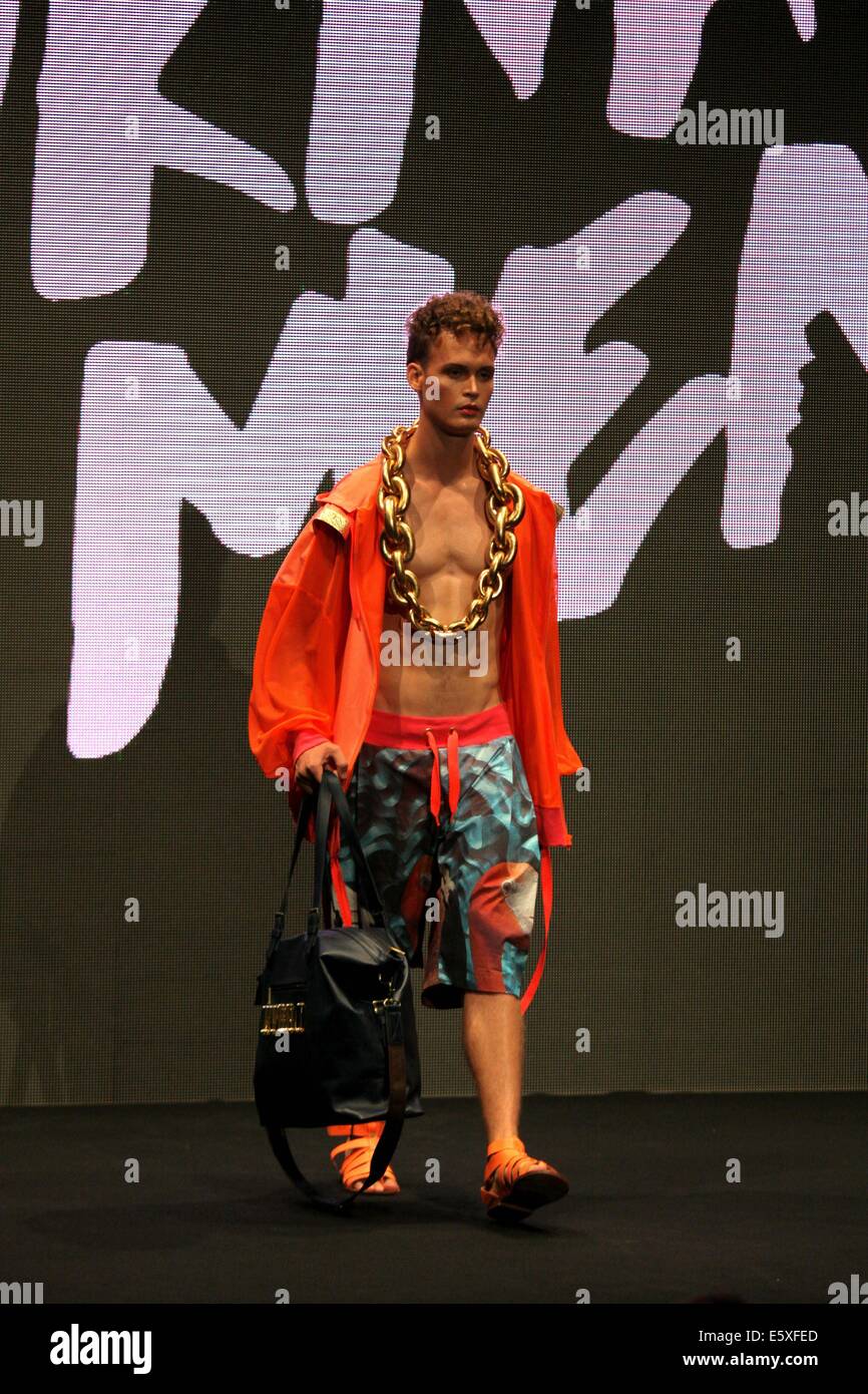 Copenhagen. Il 7 agosto, 2014. Un modello presenta una creazione dal designer danese Nicholas Nybro durante il Copenhagen in corso della Settimana della Moda di Copenhagen, Danimarca, e il Agosto 7, 2014. Credito: Wu Bo/Xinhua/Alamy Live News Foto Stock