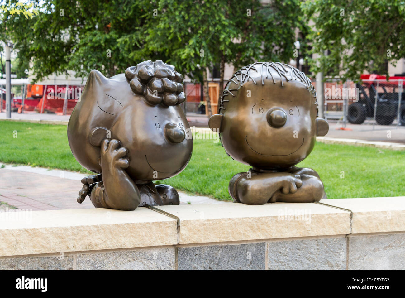 Statua di Charles M Schulz's Peanuts Linus e Sally, riso Park, St Paul, Minnesota, Stati Uniti d'America. Foto Stock