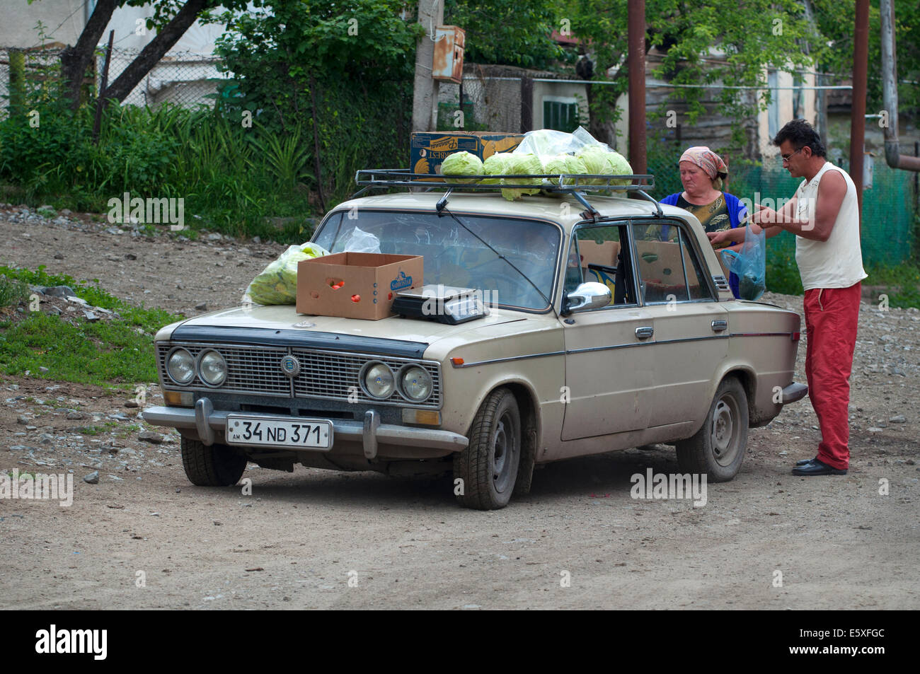 Peddler vendere verdure, fioletovo village, Armenia Foto Stock