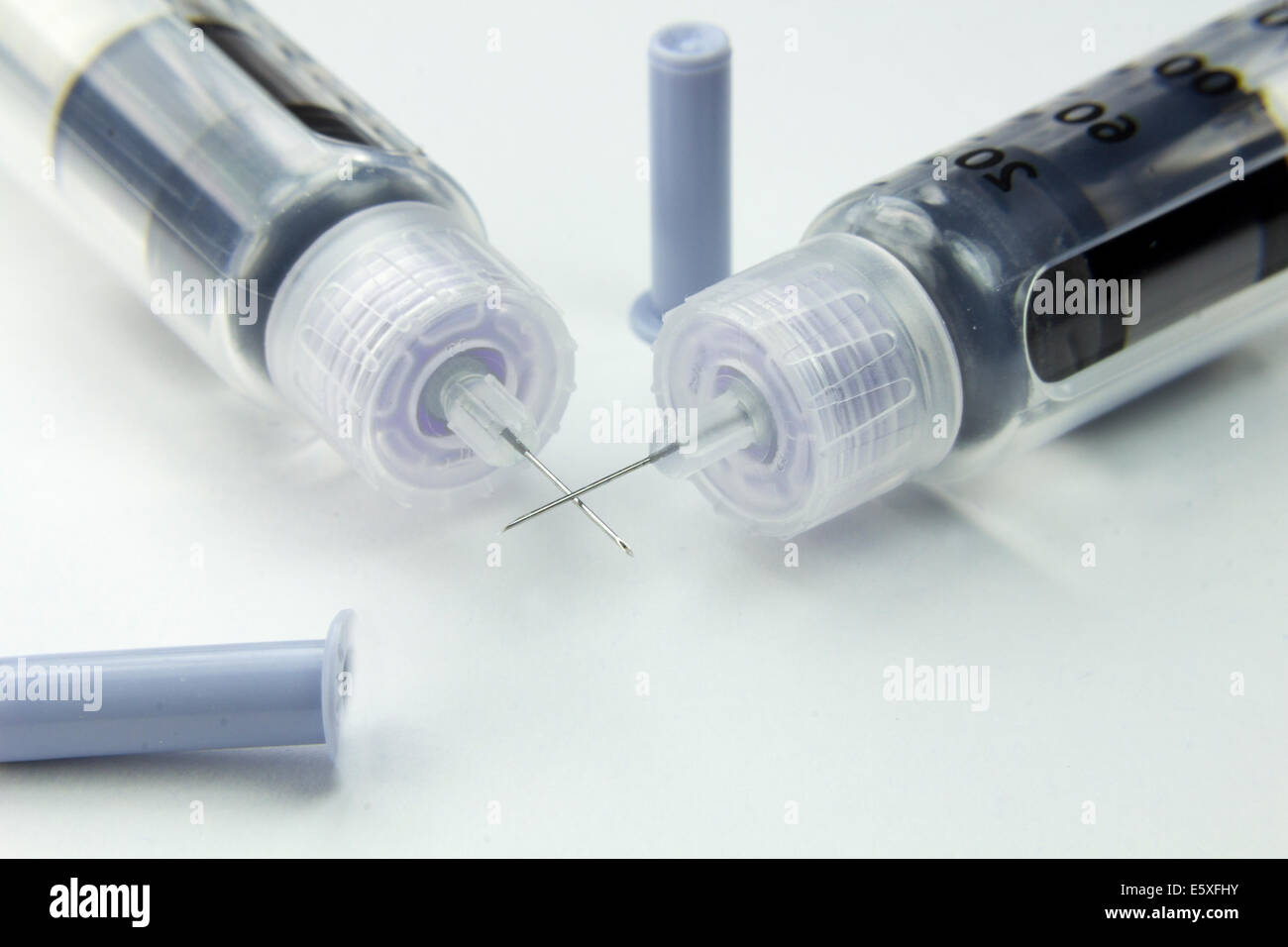 Moderno siringhe e aghi per iniettare insulina per il diabete Foto stock -  Alamy