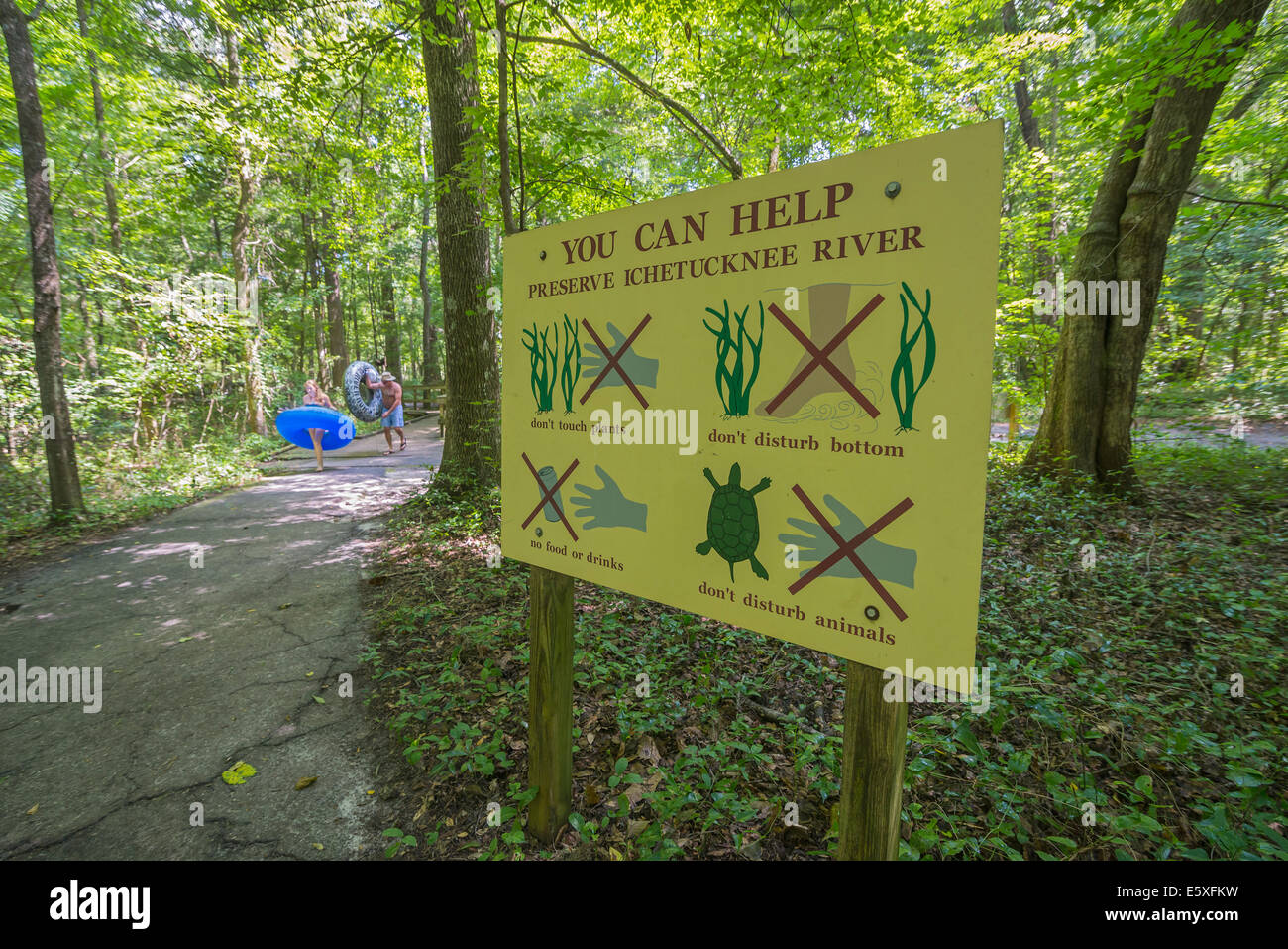 Le famiglie a piedi giù per uno dei punti di partenza per tubi giù il fiume Ichetucknee in North Florida. Foto Stock