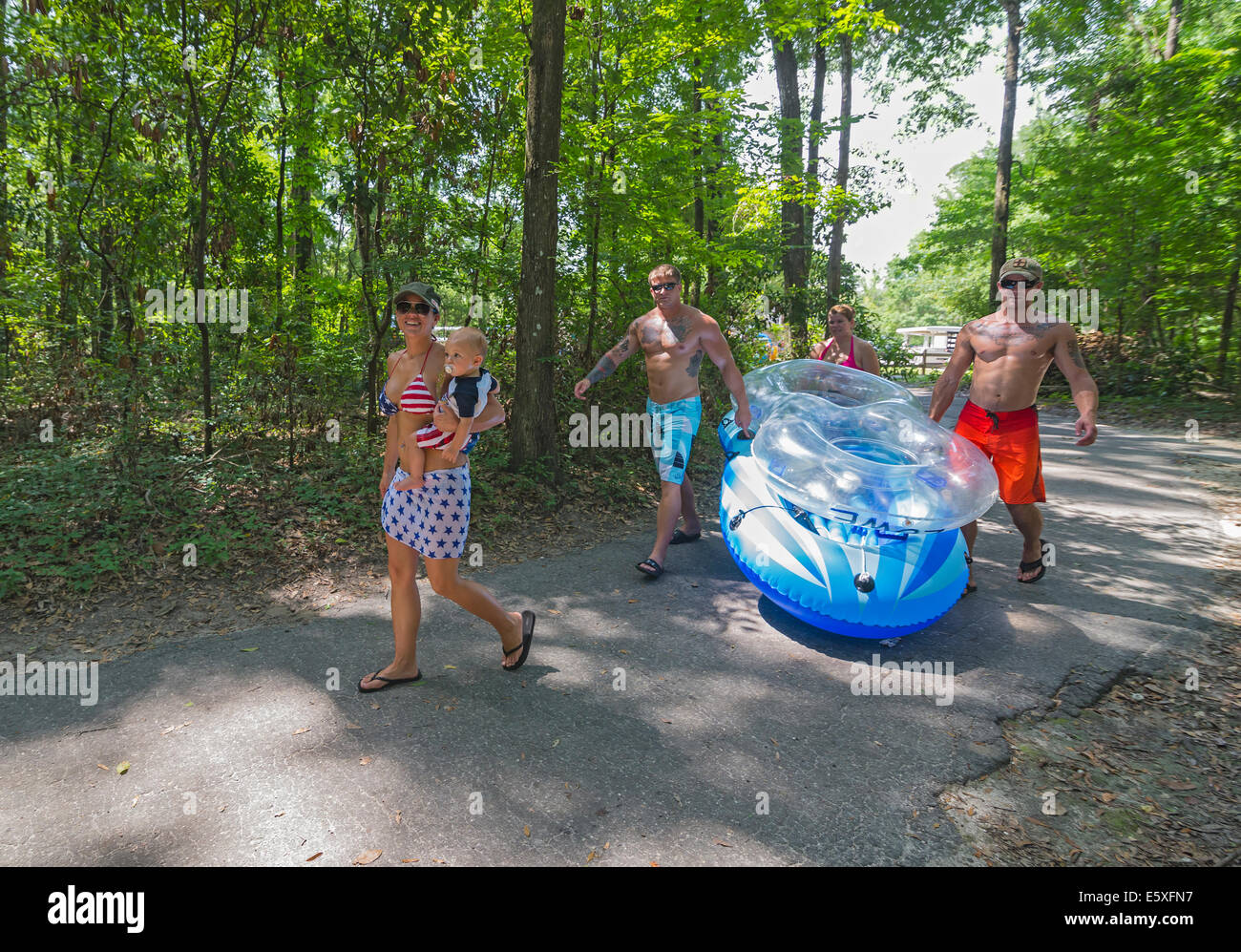 Le famiglie a piedi giù per uno dei punti di partenza per tubi giù il fiume Ichetucknee in North Florida. Foto Stock