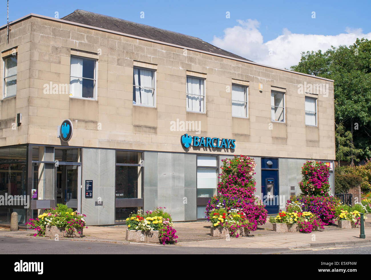 Display floreale al di fuori di Barclays Bank, Ponteland, Northumberland, North East England, Regno Unito Foto Stock