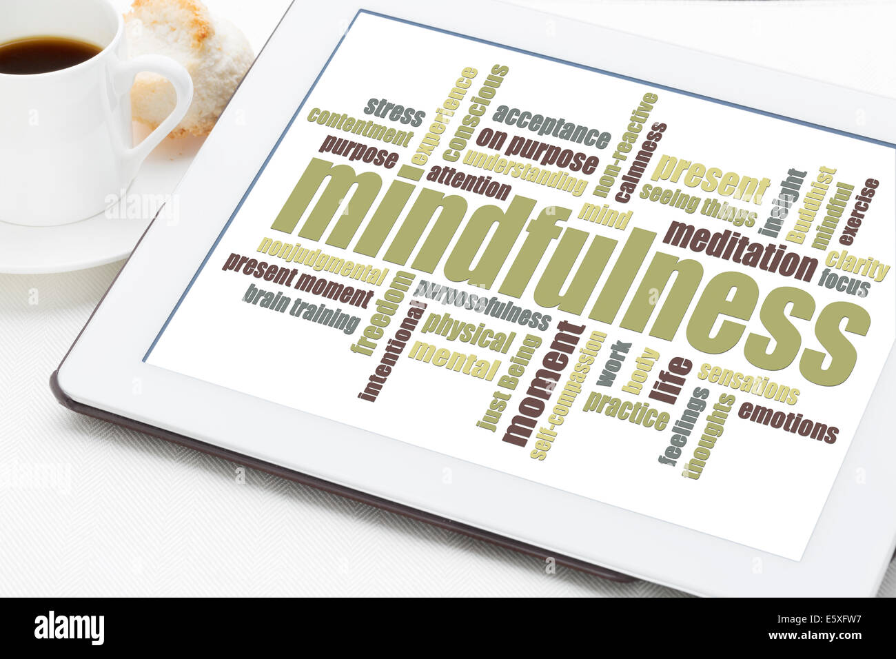 Mindfulness word cloud su una tavoletta digitale con una tazza di caffè Foto Stock