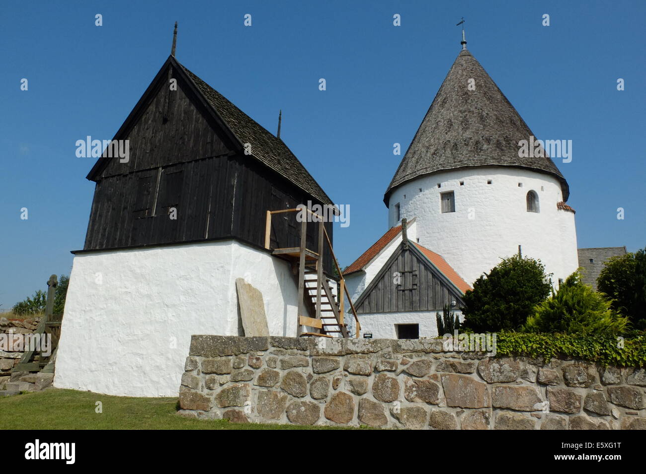 Danimarca, isola di Bornholm fotografie scattate tra il 1 e il 5 agosto 2014. Nella foto: Sankt Ols Kirke (St Olaf's Chiesa), noto anche come Chiesa Olsker, è del XII secolo chiesa rotonda si trova nel villaggio di Olsker Foto Stock