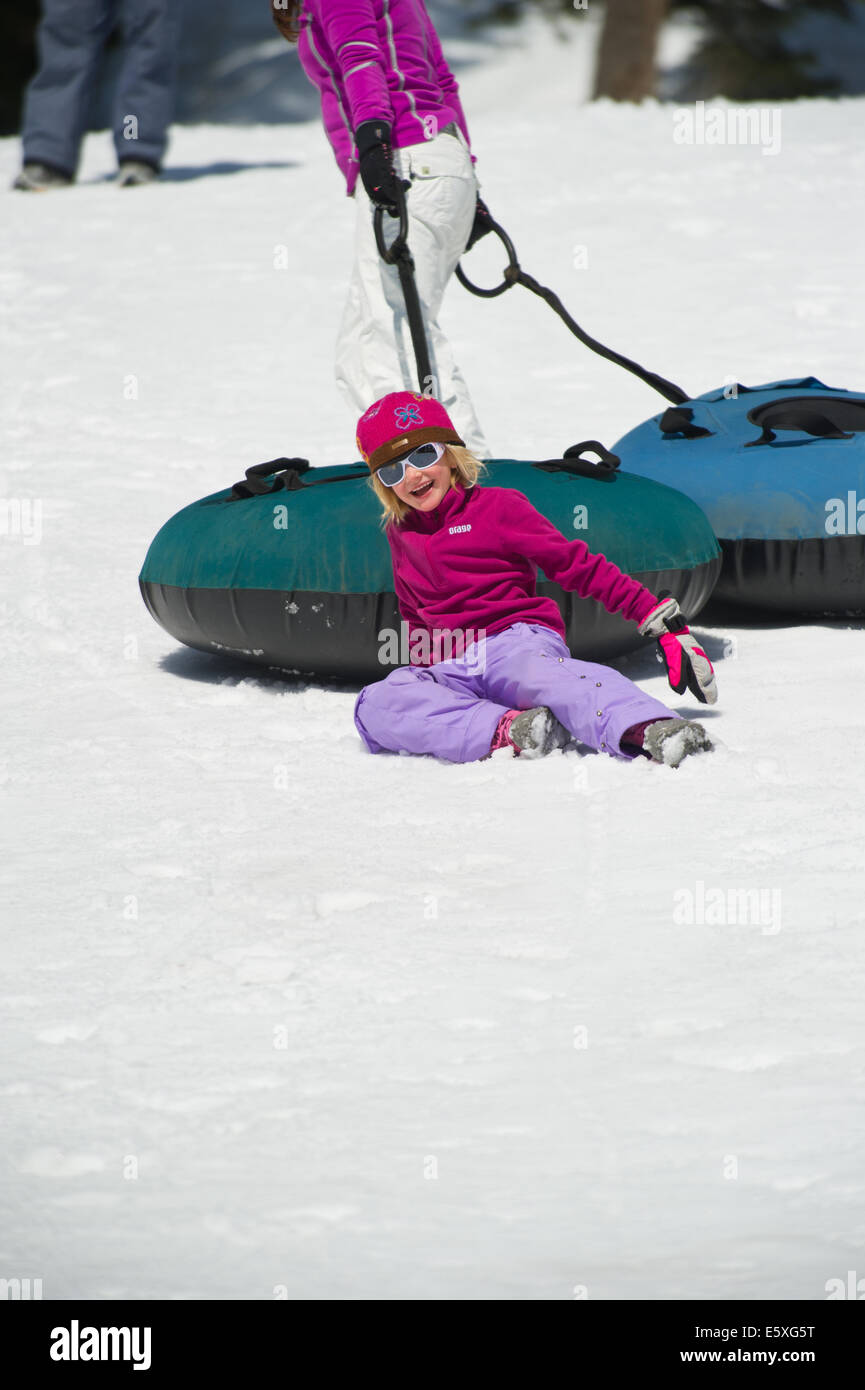 Suzanne e Lucia Weiss godere il loro tempo tubing a Snowbird Resort nello Utah. Foto Stock