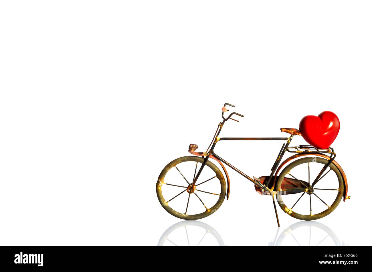 Ama la bicicletta concetto - modello di bicicletta su bianco con cuore rosso Foto Stock