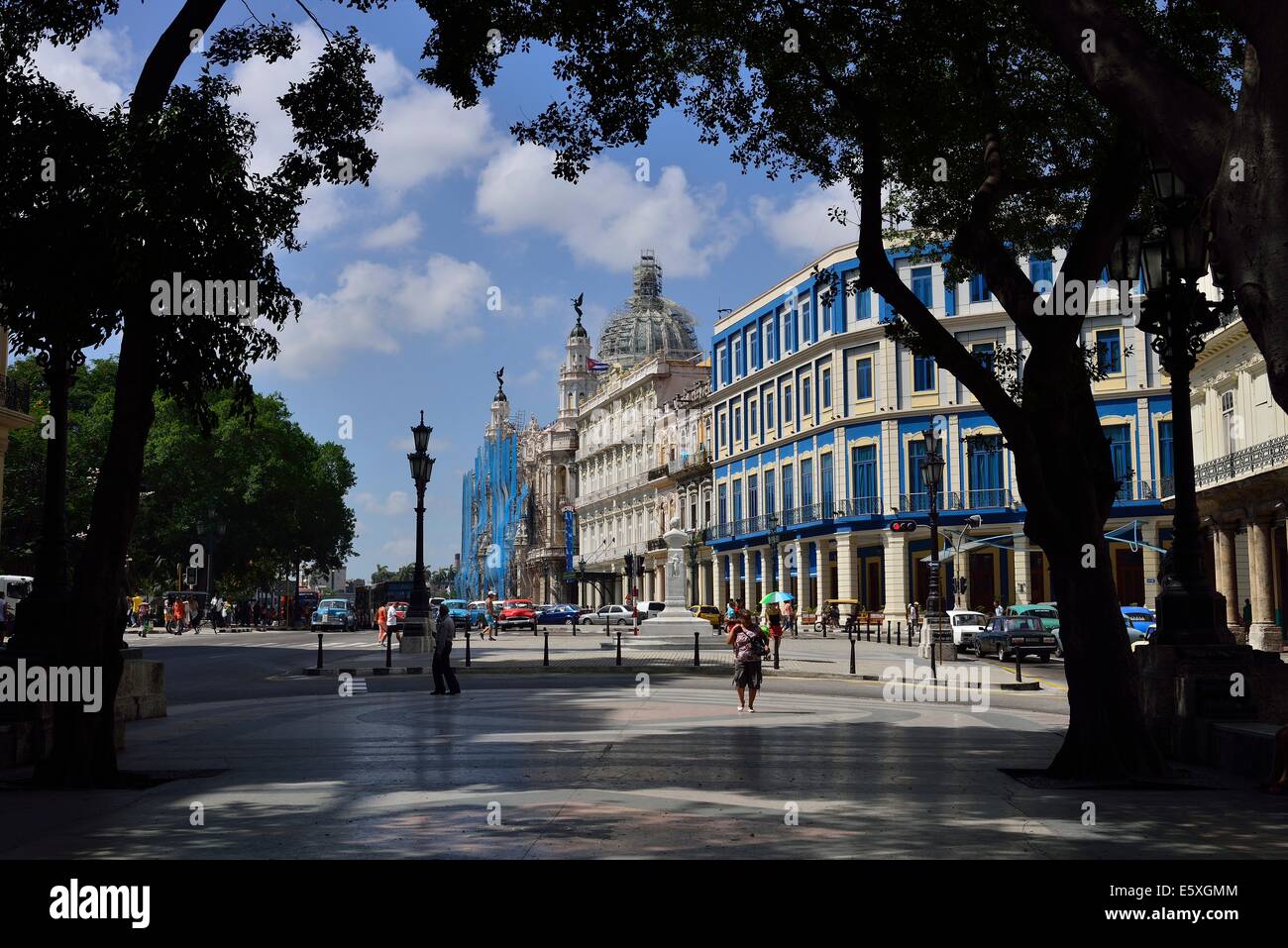 Gran Teatro de la Habana (grande teatro di Havana) visto dal Paseo de Nord (pedonale) Foto Stock