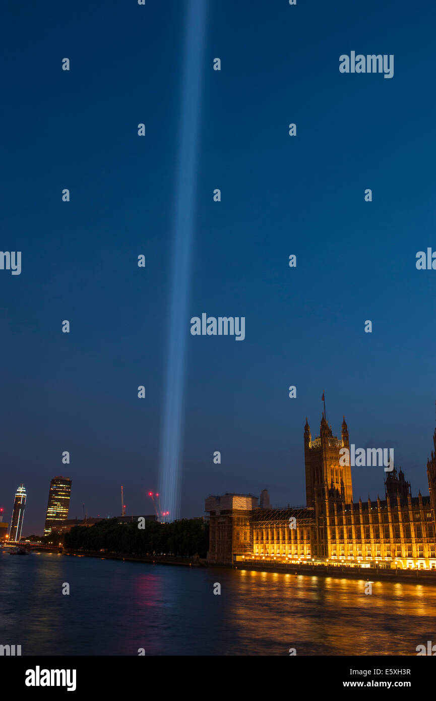 Torre di Victoria Gardens, Londra UK. Il 7 agosto 2014. Gli spettri, un'installazione di 49 faretti, spara un albero di luce verticale 15 chilometri nel cielo sopra Londra per commemorare l'inizio di WW1. Spectra è stato commissionato dal sindaco di Londra & 14-18 Centenario Arte Commissioni e creato dall'artista giapponese, Ryoji Ikeda. Credito: Malcolm Park editoriale/Alamy Live News. Foto Stock