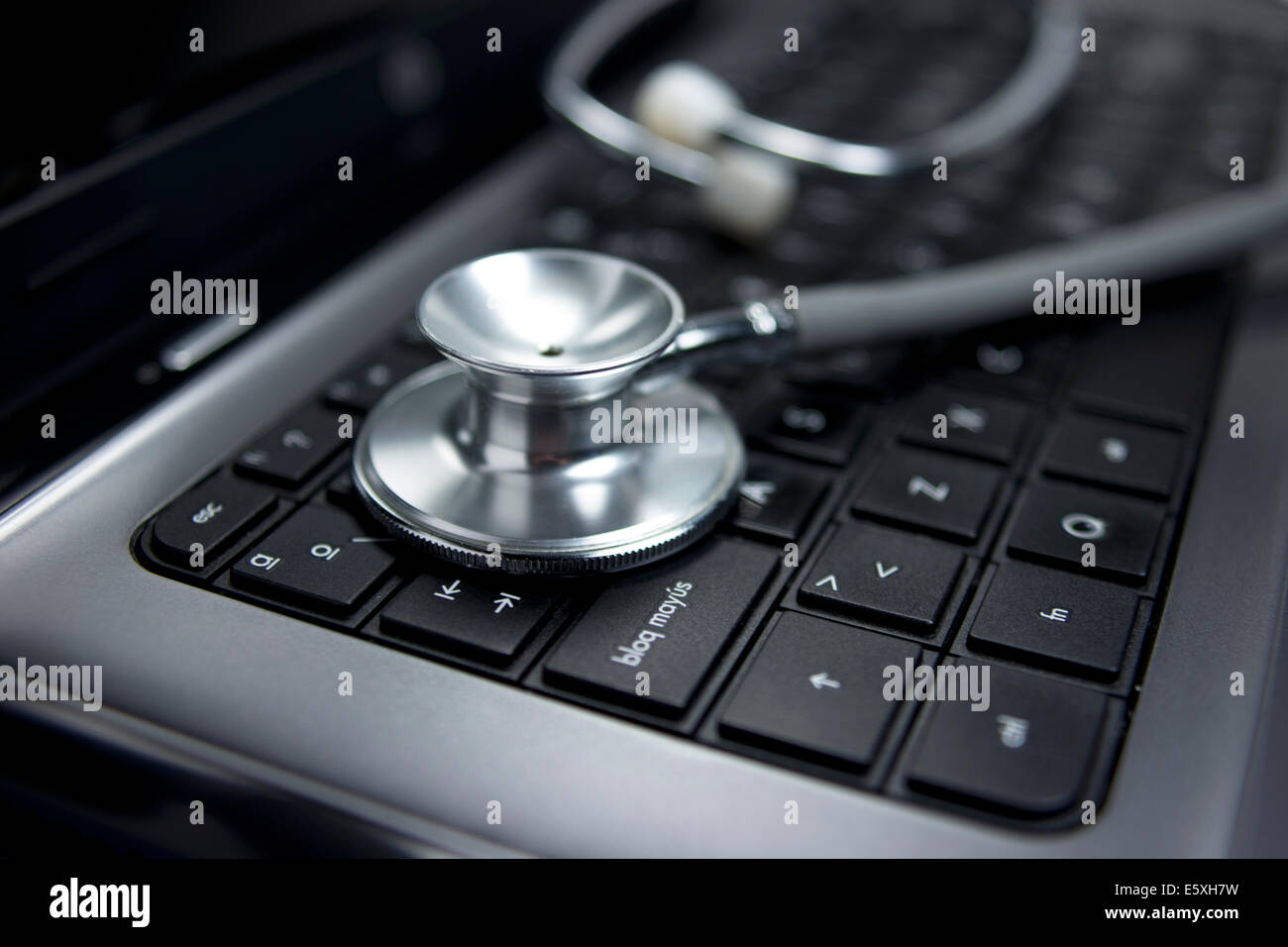 Close-up di uno stetoscopio sulla tastiera del computer Foto Stock