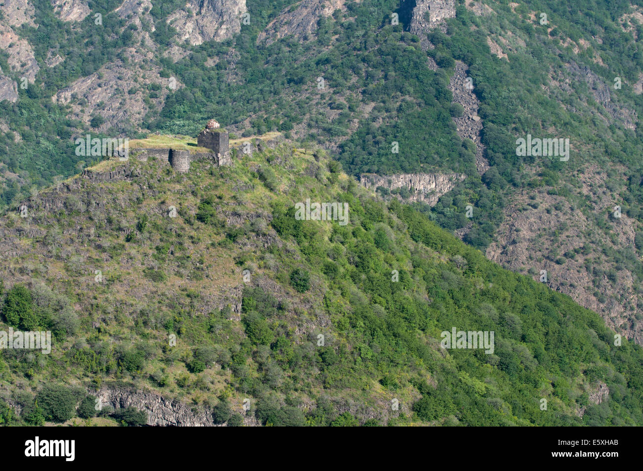 Le rovine di una fortezza sulla cima di una collina, Armenia Foto Stock