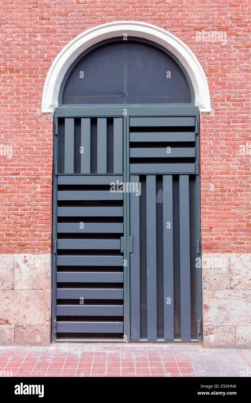 Porta moderna in ghisa grigia fogli Foto Stock