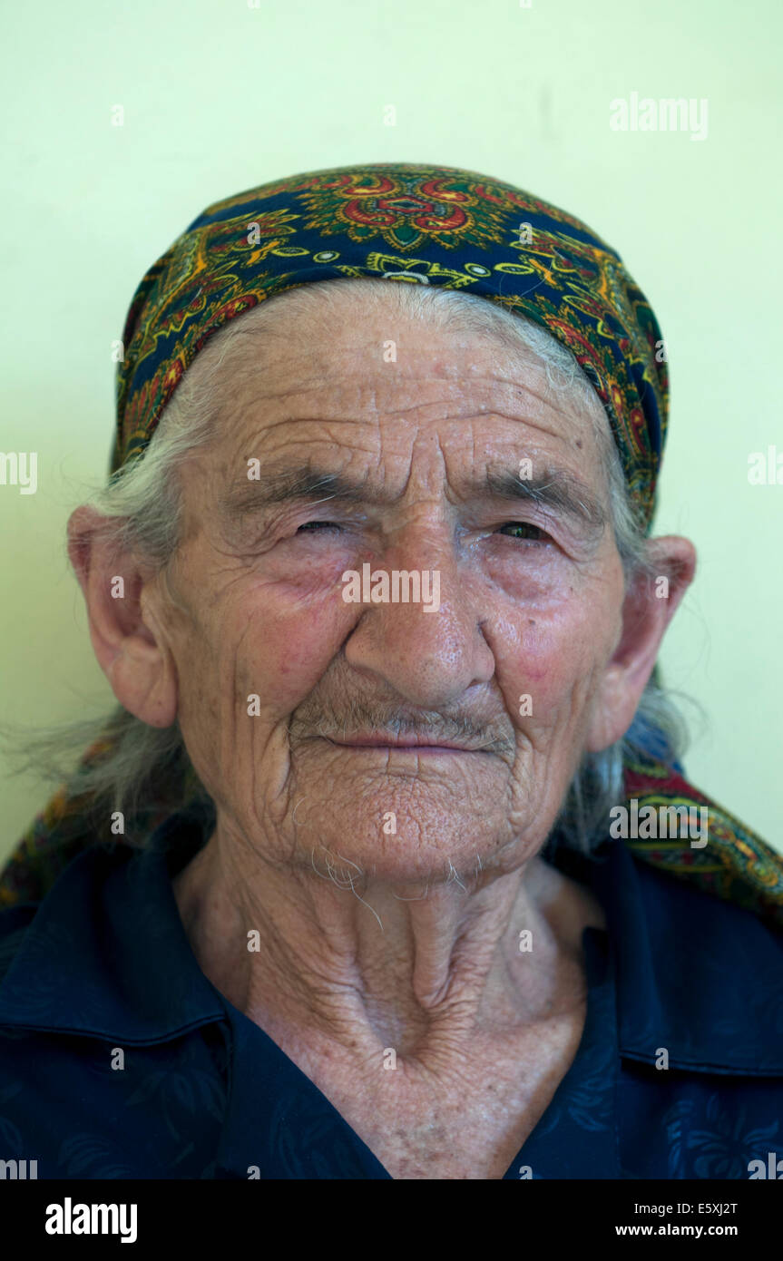 Il sambuco donna con un fazzoletto, Armenia Foto Stock