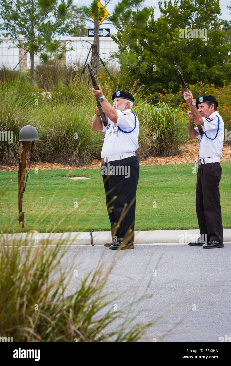 Sarasota, Florida - Giugno 02 : American Legion, Guardia d'onore di eseguire una gamma completa di servizi funebri militare; Giugno 02 2014 a Sarasota Foto Stock