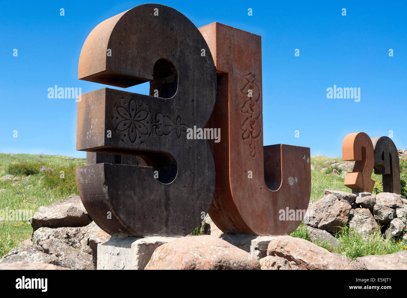 Alfabeto armeno monumento con il gigante lettere intagliate, artashavan village, Armenia Foto Stock