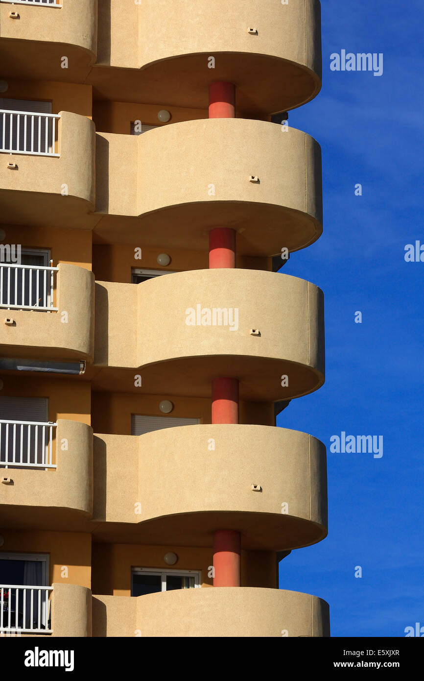 Facciata moderna con terrazze circolari Foto Stock