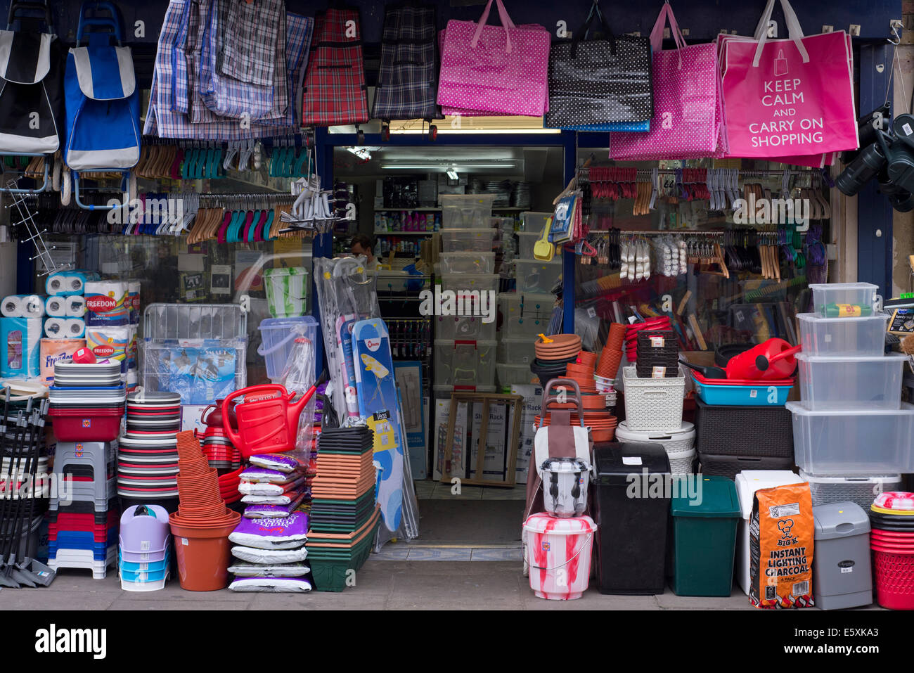 Shop in Portobello Road vendita prodotti casalinghi Foto stock - Alamy