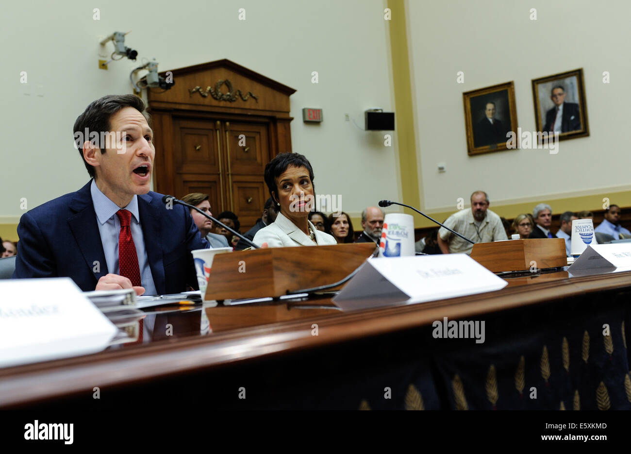 Washington, DC, Stati Uniti d'America. Il 7 agosto, 2014. Tom Frieden (L), direttore dell'U.S. I centri per il controllo e la prevenzione delle malattie (CDC), parla nel corso di una audizione sulla lotta contro la minaccia di Ebola, sul colle del Campidoglio di Washington, DC, capitale degli Stati Uniti, 7 Agosto, 2014. CDC Direttore Tom Frieden detto giovedì ha attivato il livello dell'agenzia in risposta a West African epidemia di Ebola al suo più alto stato di allerta. Credito: Bao Dandan/Xinhua/Alamy Live News Foto Stock