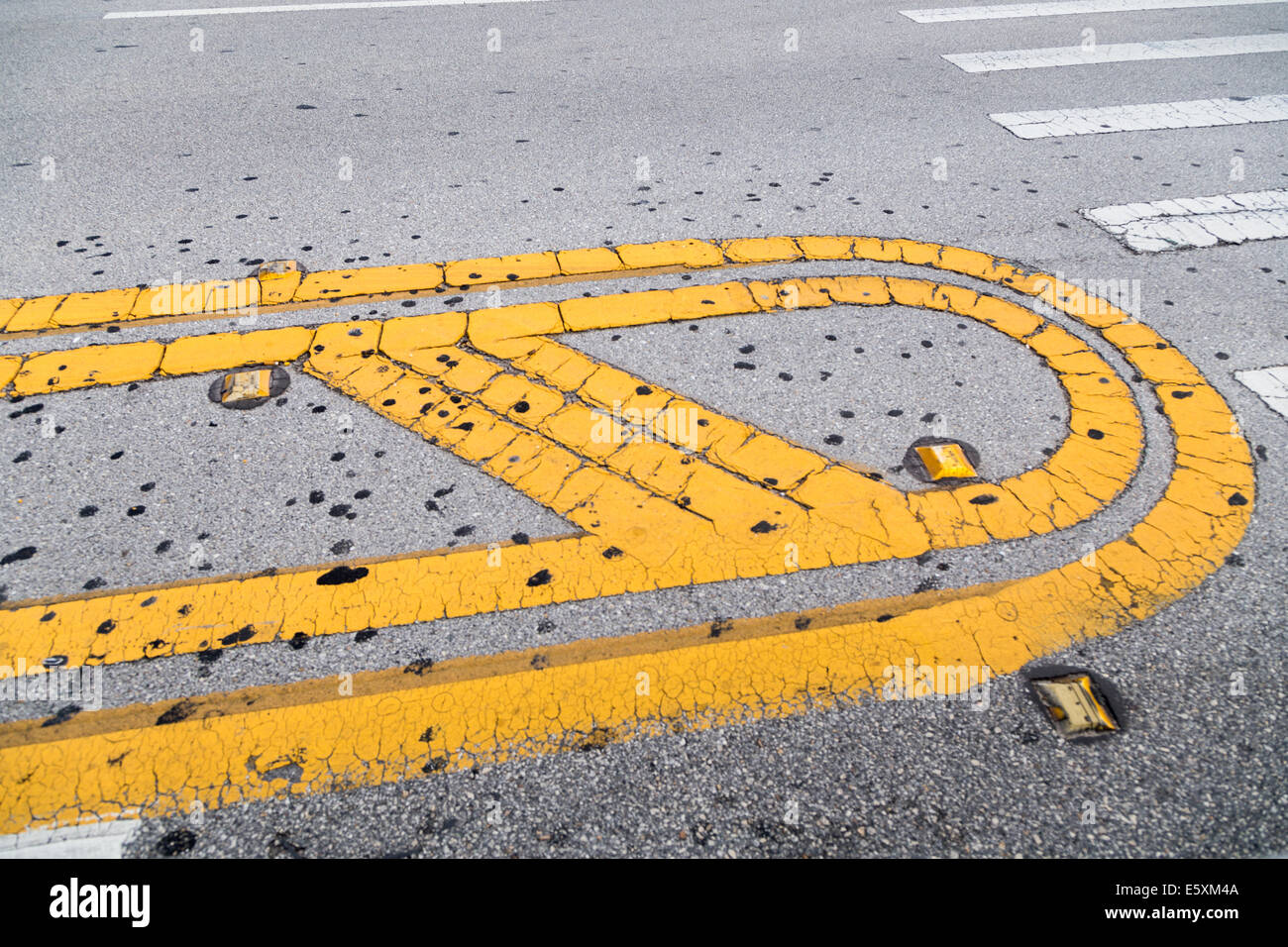 Vernice stradale e catarifrangenti Foto Stock