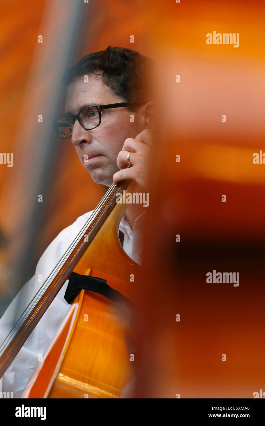 Double bass player, Boston Landmarks Orchestra in concerto al portello Shell, Boston, Massachusetts, STATI UNITI D'AMERICA Foto Stock