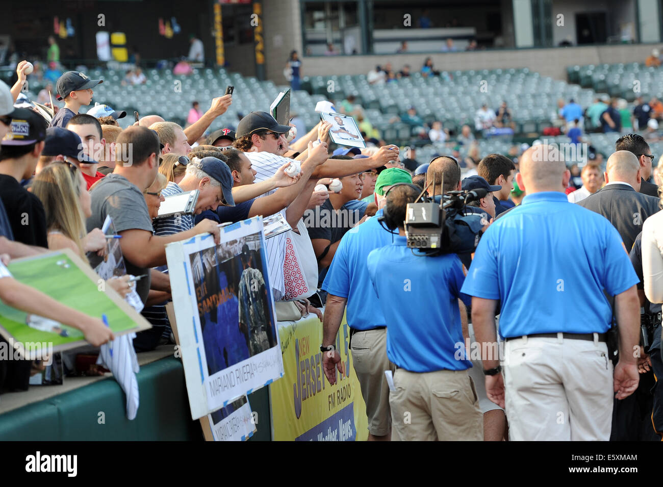 Trenton, New Jersey, USA. 7 febbraio, 2009. Ventole, sicurezza e surround multimediale ex New York Yankees leggenda mariano Rivera (42) in corrispondenza di un Orientale partita del campionato a Arm & Hammer Park di Trenton, NJ. RIVERA era presente ad accettare un controllo alla sua chiesa efugio de Esperanza (Rifugio della Speranza) Credito: Ken Inness/ZUMA filo/Alamy Live News Foto Stock