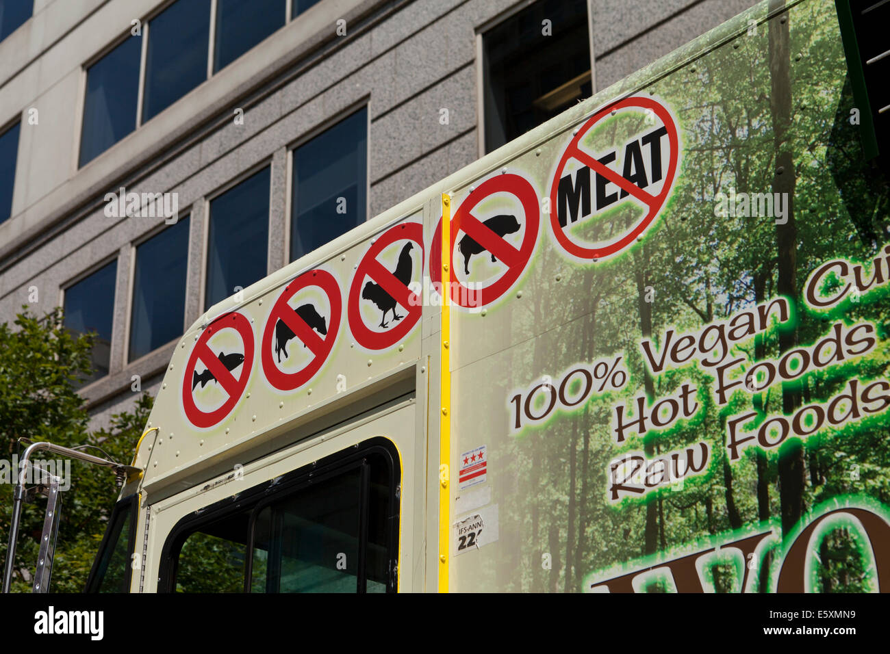 Nessuna carne i segni sul cibo vegan carrello - Washington DC, Stati Uniti d'America Foto Stock