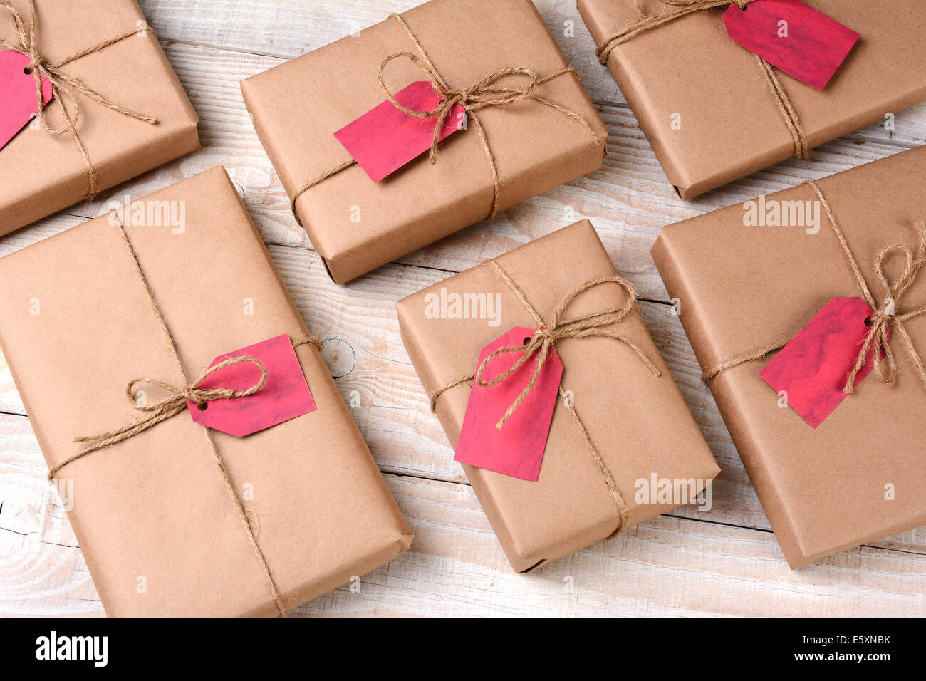 Un gruppo di marrone normale carta avvolta regali di Natale su un bianco  tavola di legno. I doni sono legati con spago e hanno rosso bianco Foto  stock - Alamy