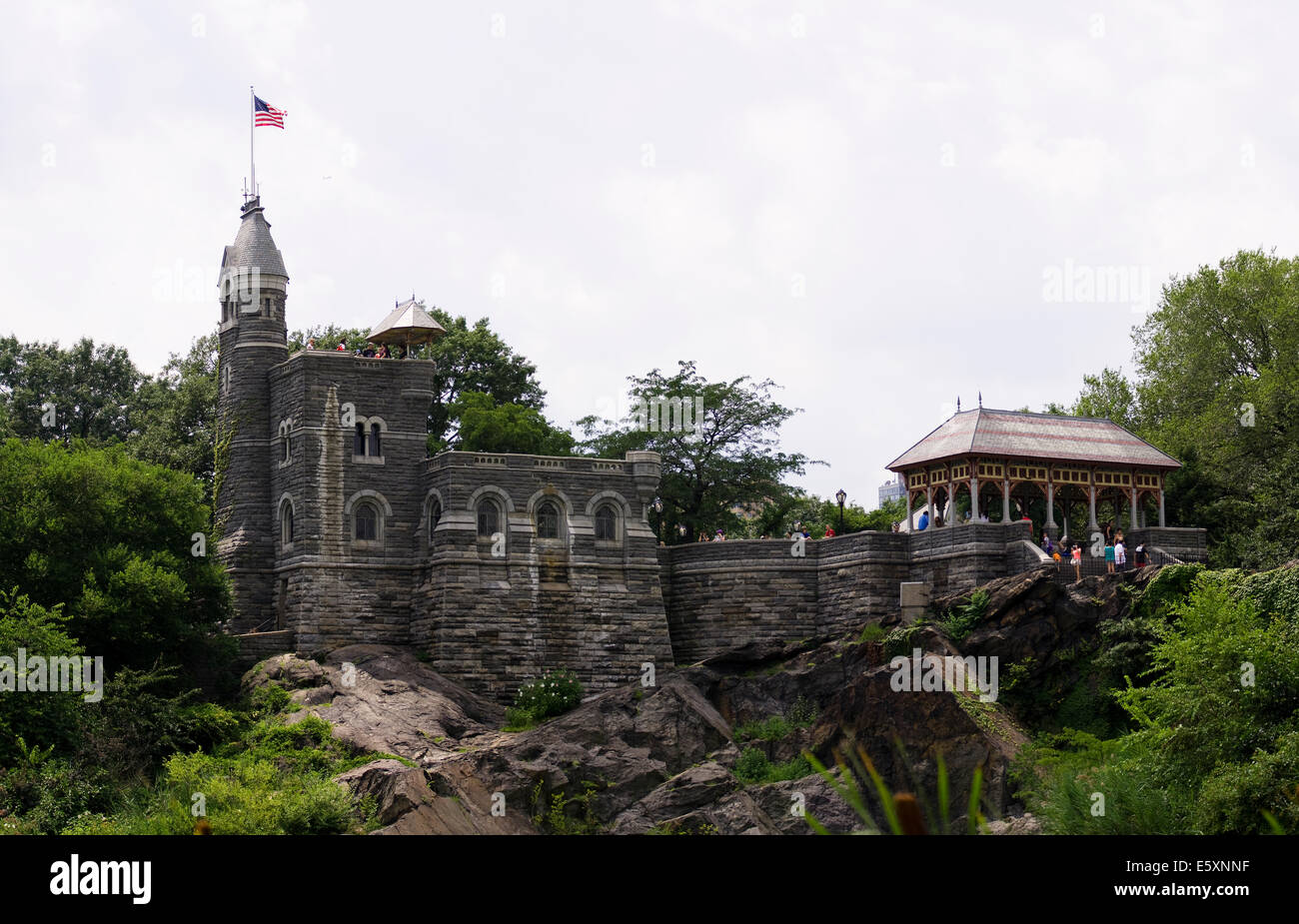 Panorama del castello del Belvedere come visto dal lato sud del grande prato in New York City Central Park Foto Stock