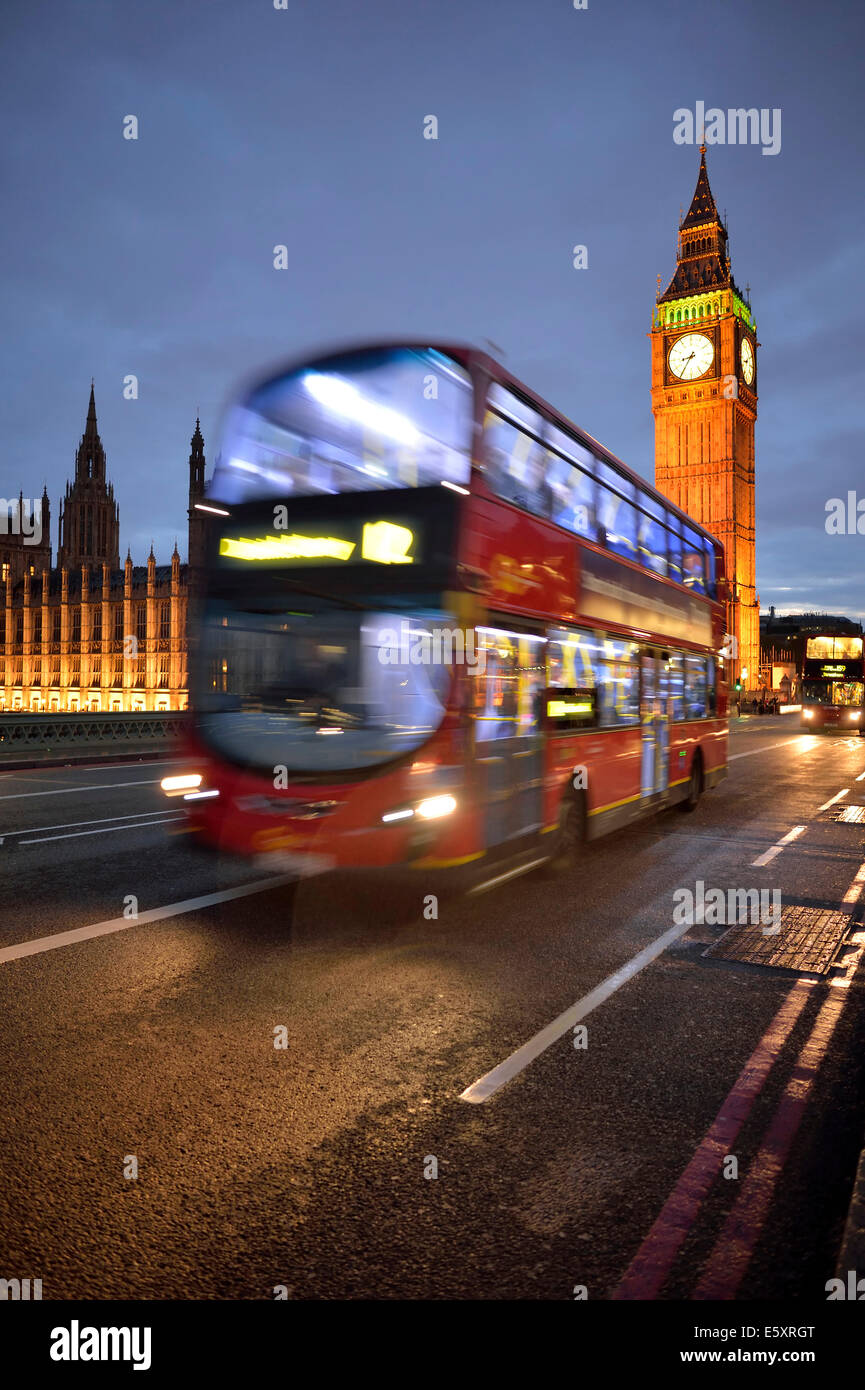Red double-decker bus davanti di Elisabetta La Torre o il Big Ben e il Palazzo di Westminster o Case del Parlamento al crepuscolo Foto Stock