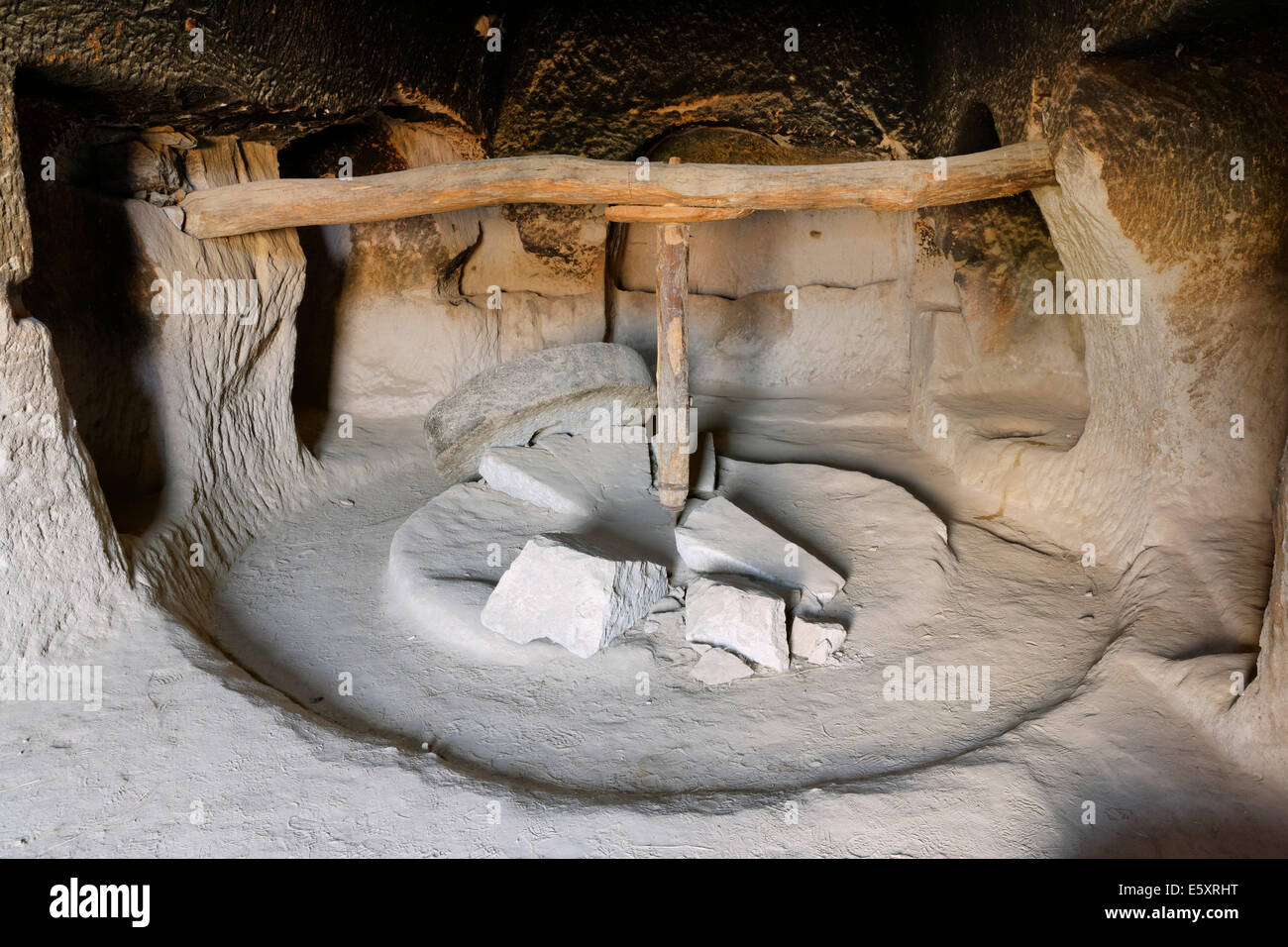 Mulino in grotta Bezirhane, Belisırma, Valle Ihlara Ihlara Vadisi, provincia di Aksaray, Cappadocia, Anatolia Centrale Regione Foto Stock