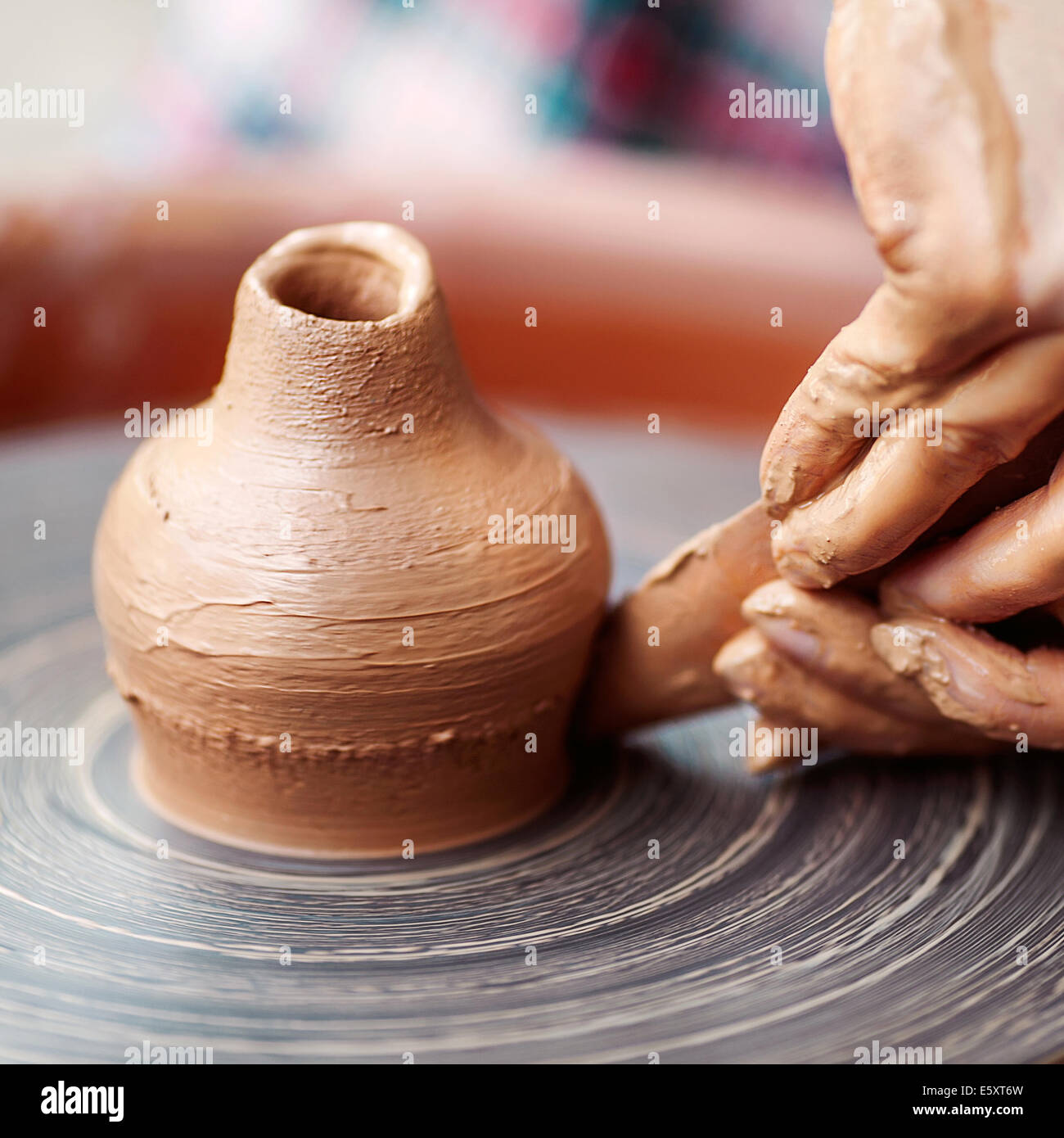 Laboratorio di ceramica. pentole di creta contro lo sfondo di un tornio del  vasaio, fatta a mano Foto stock - Alamy