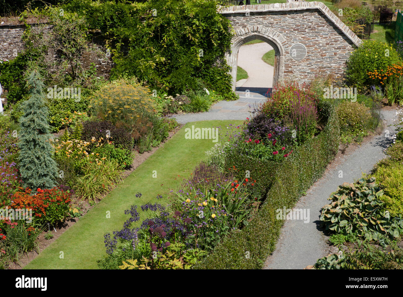 Il giardino murato al Garden House Buckland Monachorum Yelverton Devon su un pomeriggio estati Foto Stock
