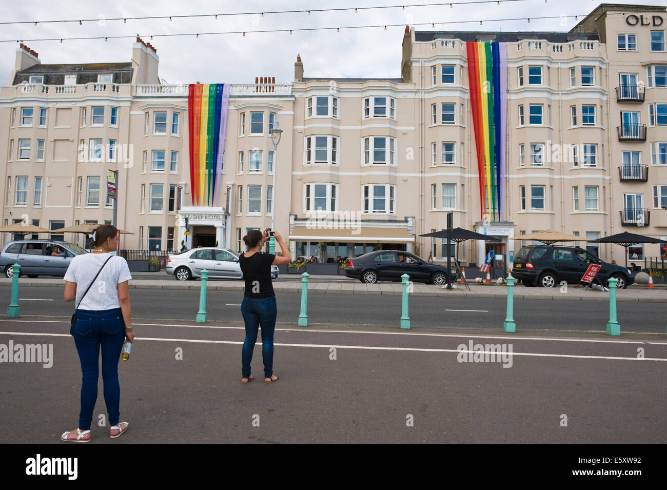 Hotel sul lungomare decorate per Brighton Pride 2014 Brighton East Sussex England Regno Unito Foto Stock