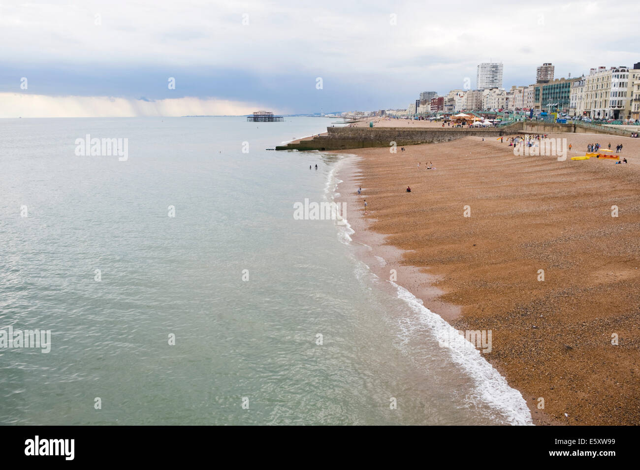 Vista sulla spiaggia e il molo di ponente con storm passando sull orizzonte a Brighton East Sussex England Regno Unito Foto Stock