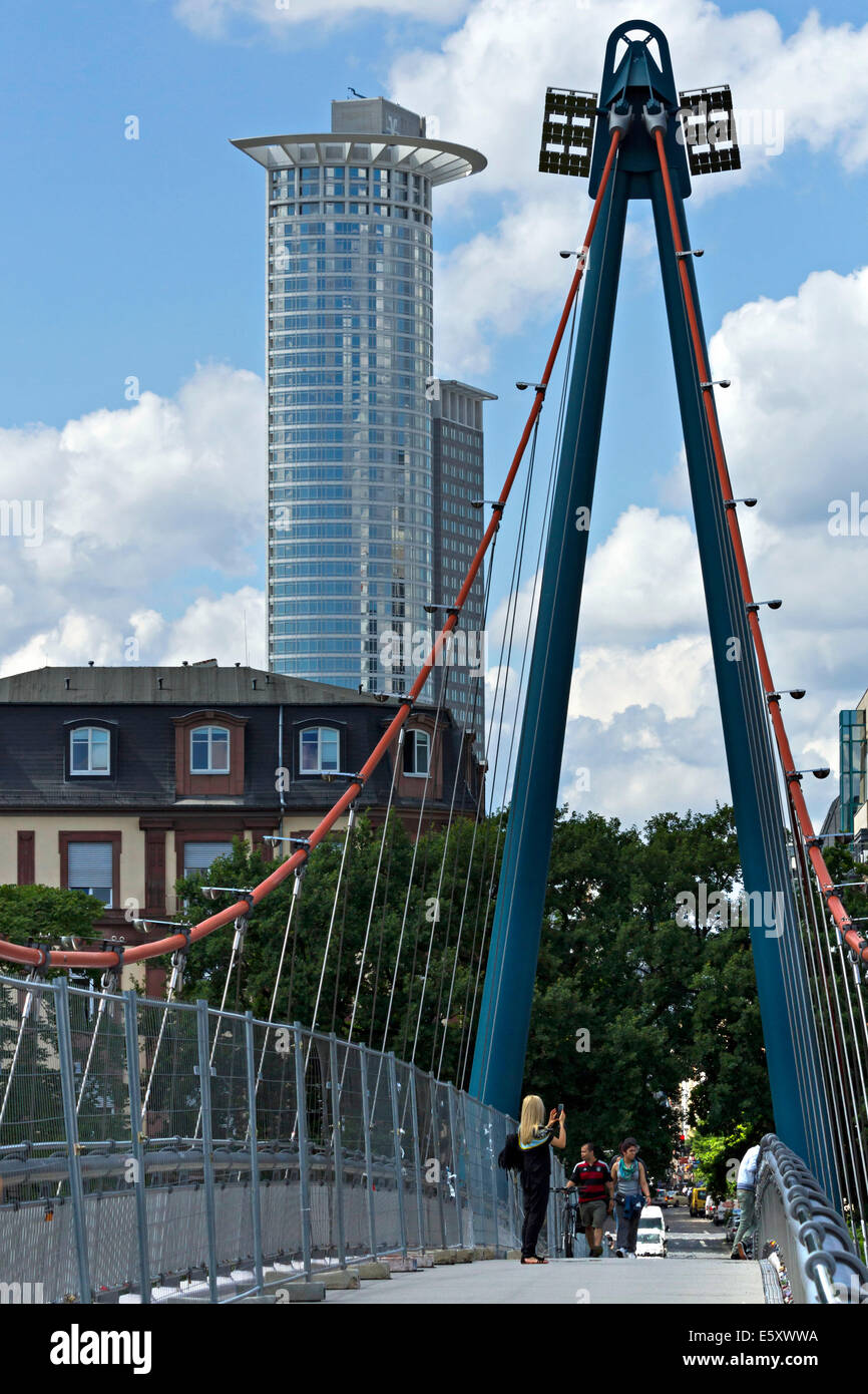 Torre Westend, sede della DZ Bank, visto dal piede Holbeinsteg bridge, Frankfurt am Main, Hesse, Germania, Europa. Luglio 2014 Foto Stock