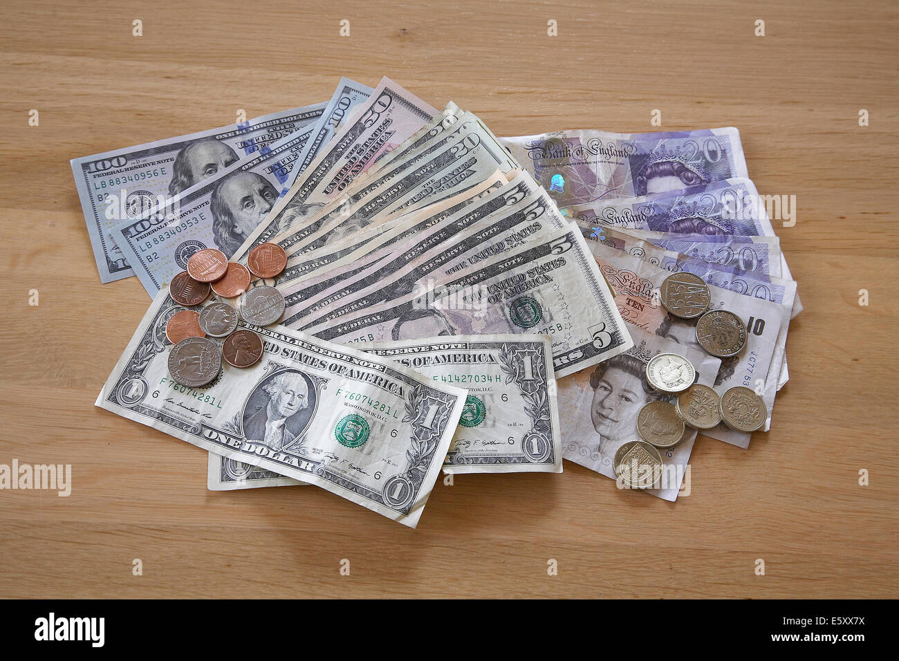 Un mucchio di americani e britannici di denaro su un tavolo. Foto Stock