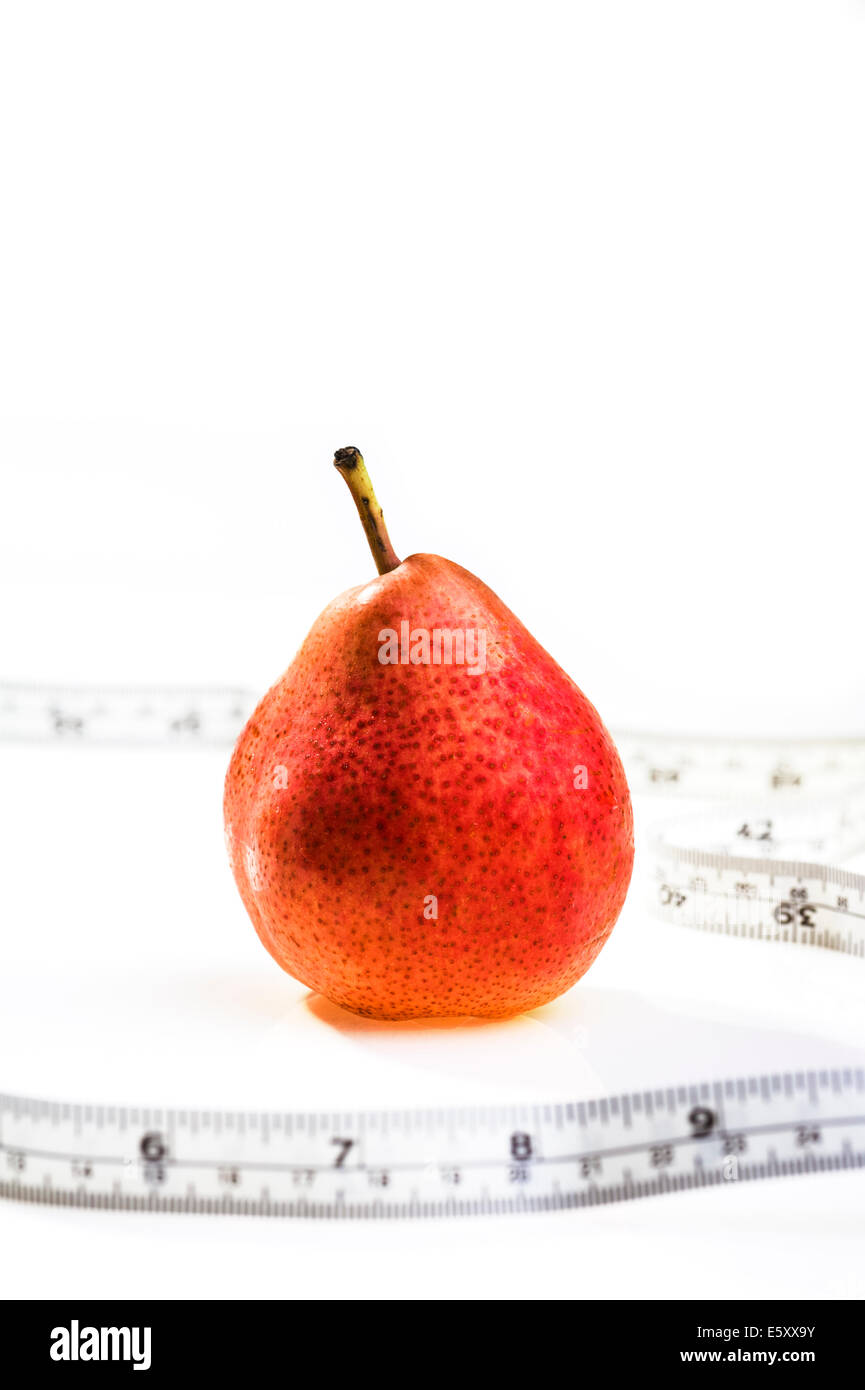 Pera rosso con nastro di misurazione.L'obesità, la perdita di peso, dieta. Foto Stock