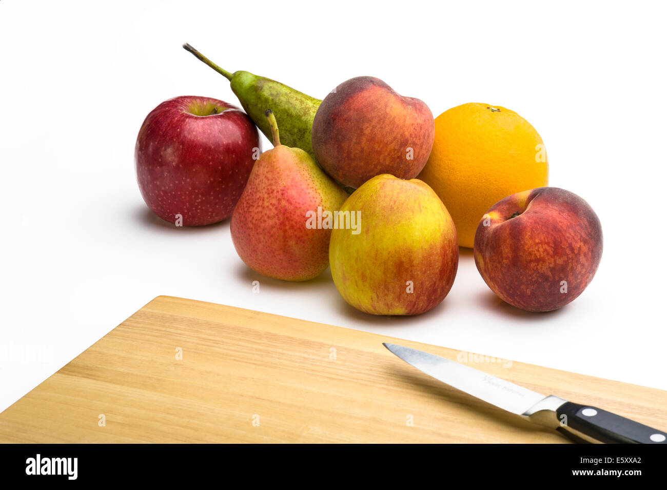 La frutta che sta per essere tagliato e preparato per una insalata. Foto Stock