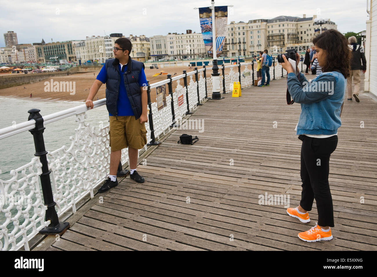 I turisti aventi le loro foto scattata sul molo di Brighton Brighton East Sussex England Regno Unito Foto Stock